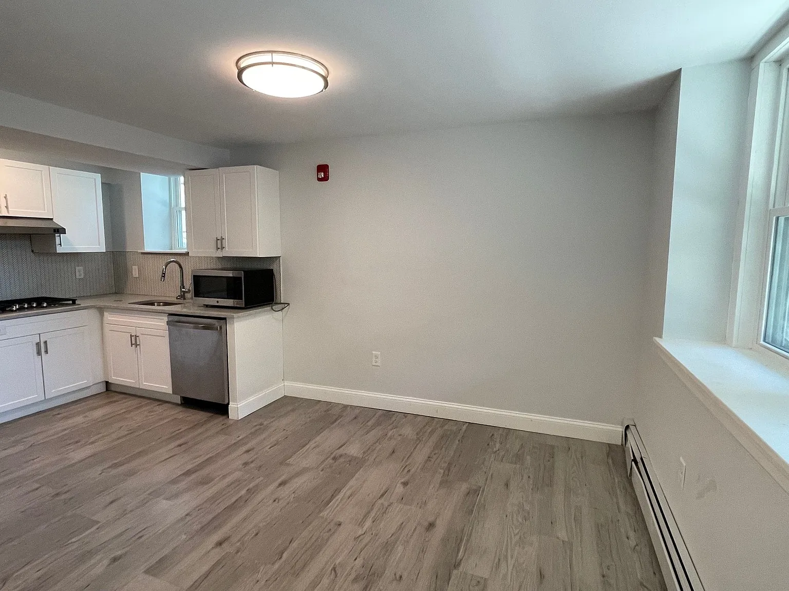 Studio, 420 sqft, $1,900 — Photo 3