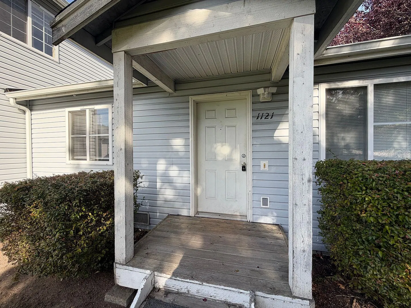 Rent Special! 1 Month Free Rent! 3 Bedroom, 2 Bath In York Neighborhood! — Photo 2