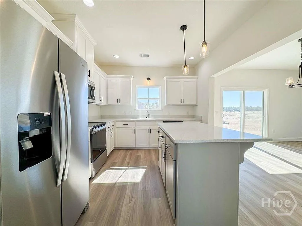 4 bed, 2.5 bath, 2283 sqft, $2,400 — Photo 4