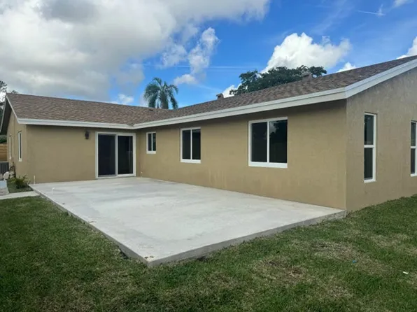 4735 Blue Pine Cir, Lake Worth, FL 33463