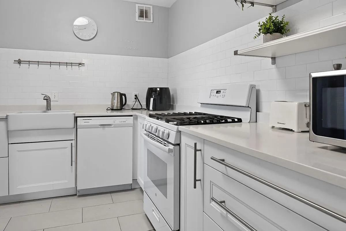 1 bed, 1.0 bath, 765 sqft, $1,800 — Photo 2
