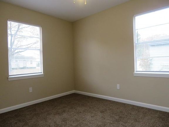 3rd image of 390 Maggie Dr