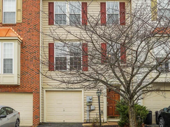 102 Lullwater Way, Falling Waters, WV 25419