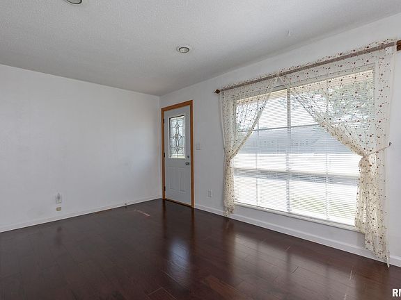 3rd image of 2808 N Elsie Ave