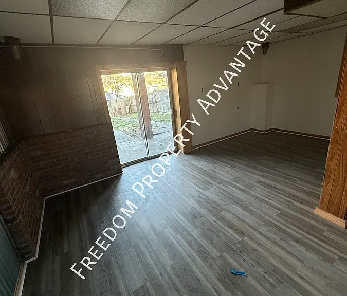 1002 Indiana Ave — Photo 2