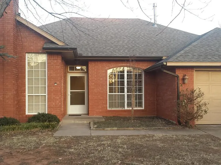 320 Albany Dr — Photo 2