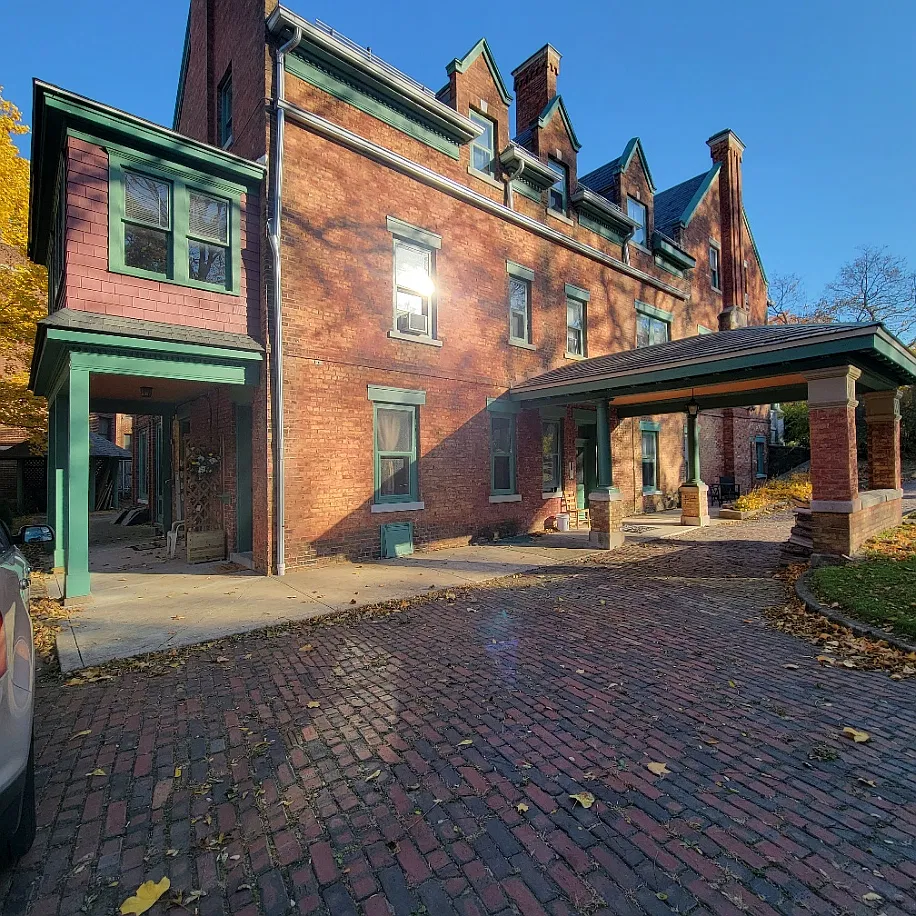 1 bed, 900 sqft, $1,300 — Photo 3