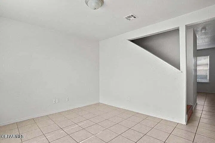 3 bed, 2.0 bath, 3129 sqft, $1,045 — Photo 4