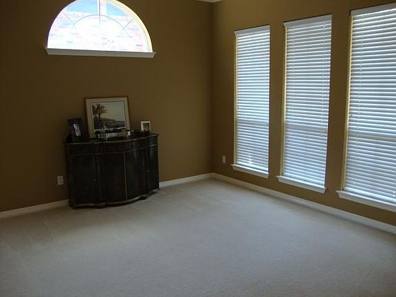 4th image of 710 Live Oak Ln