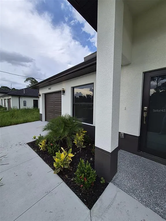 3 bed, 2.0 bath, 1090 sqft, $1,900 — Photo 1