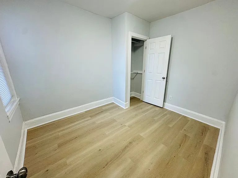1415 N Hobart St — Photo 13