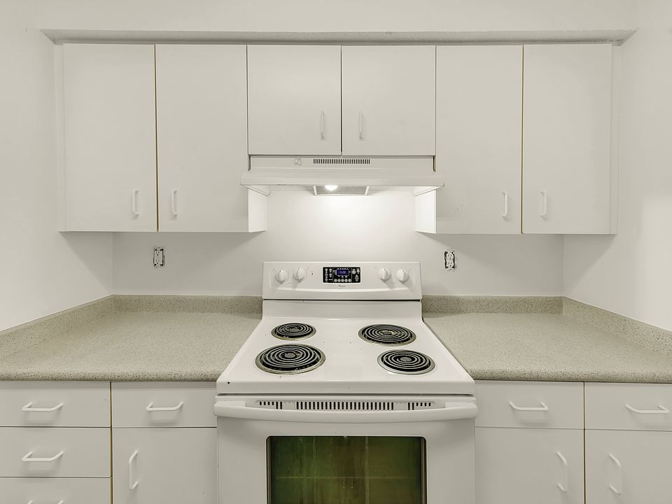 1st image of 902 Lambeth Cir APT 212