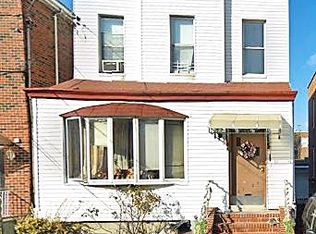 21-24 43rd St, Astoria, NY 11105