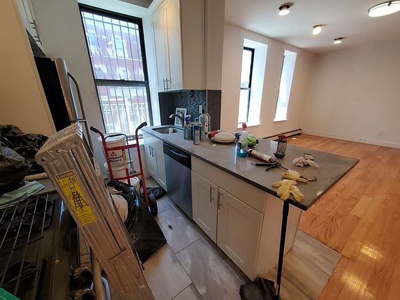 3rd image of 506 Manhattan Ave #B3