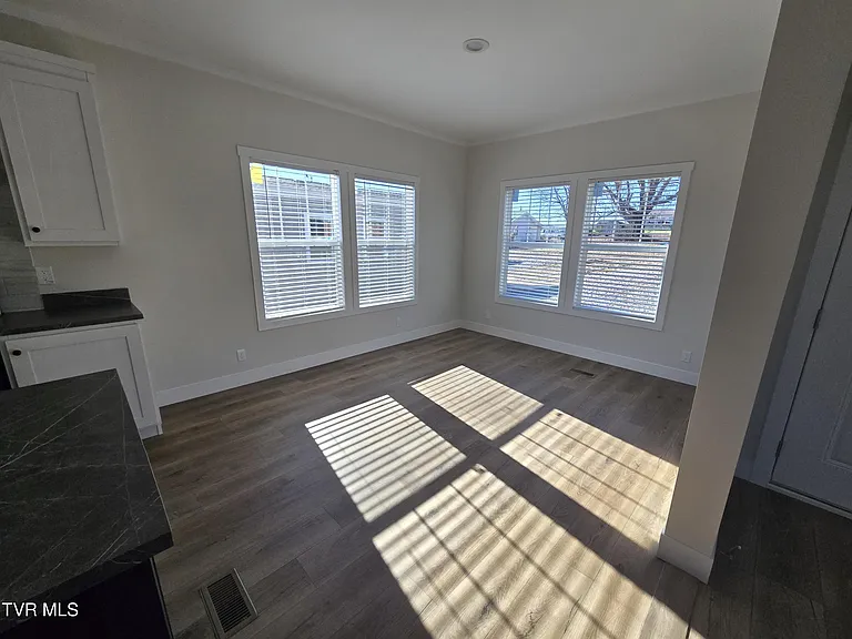 2208 Oak St — Photo 6