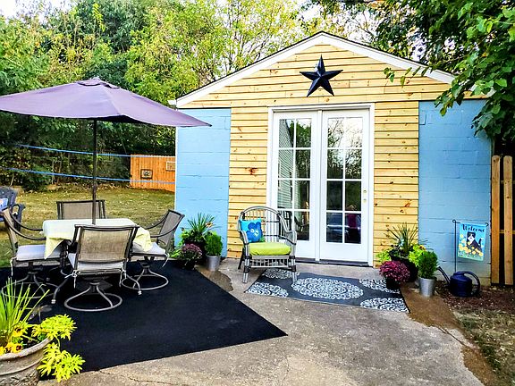 Awesome outdoor entertainment space