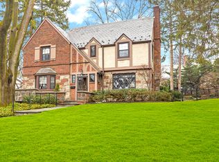 15 Longview Pl, Great Neck, NY 11021