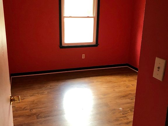 3rd image of 210 Curry Ct