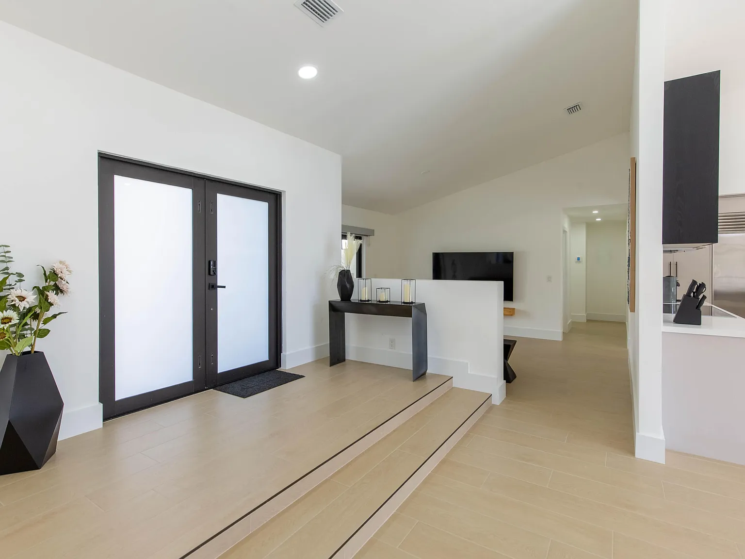 4 bed, 4.0 bath, 2522 sqft, $10,000 — Photo 3