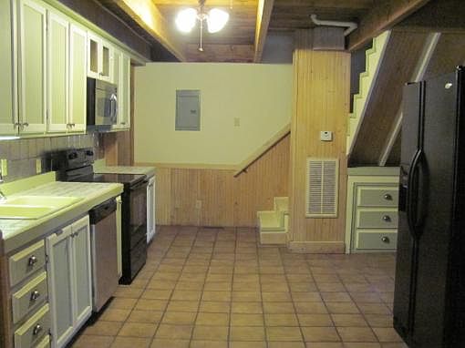 5th image of 200 Earl Jordan Ln