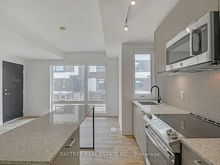 30 Ed Clark Gdns #Townhouse 4 — Photo 8