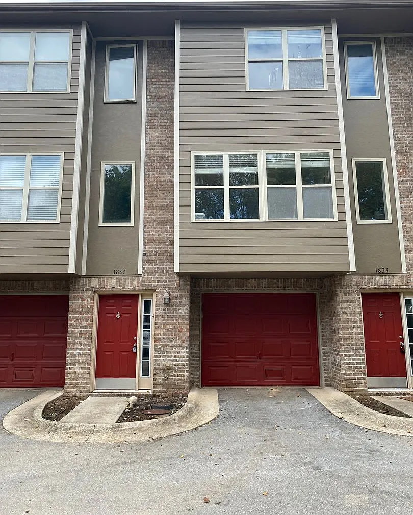 3 Bedrooms, 2.5 Bathrooms Townhouse near University of Arkansas - 1x Car Garage + All Appliances ... — Photo 1