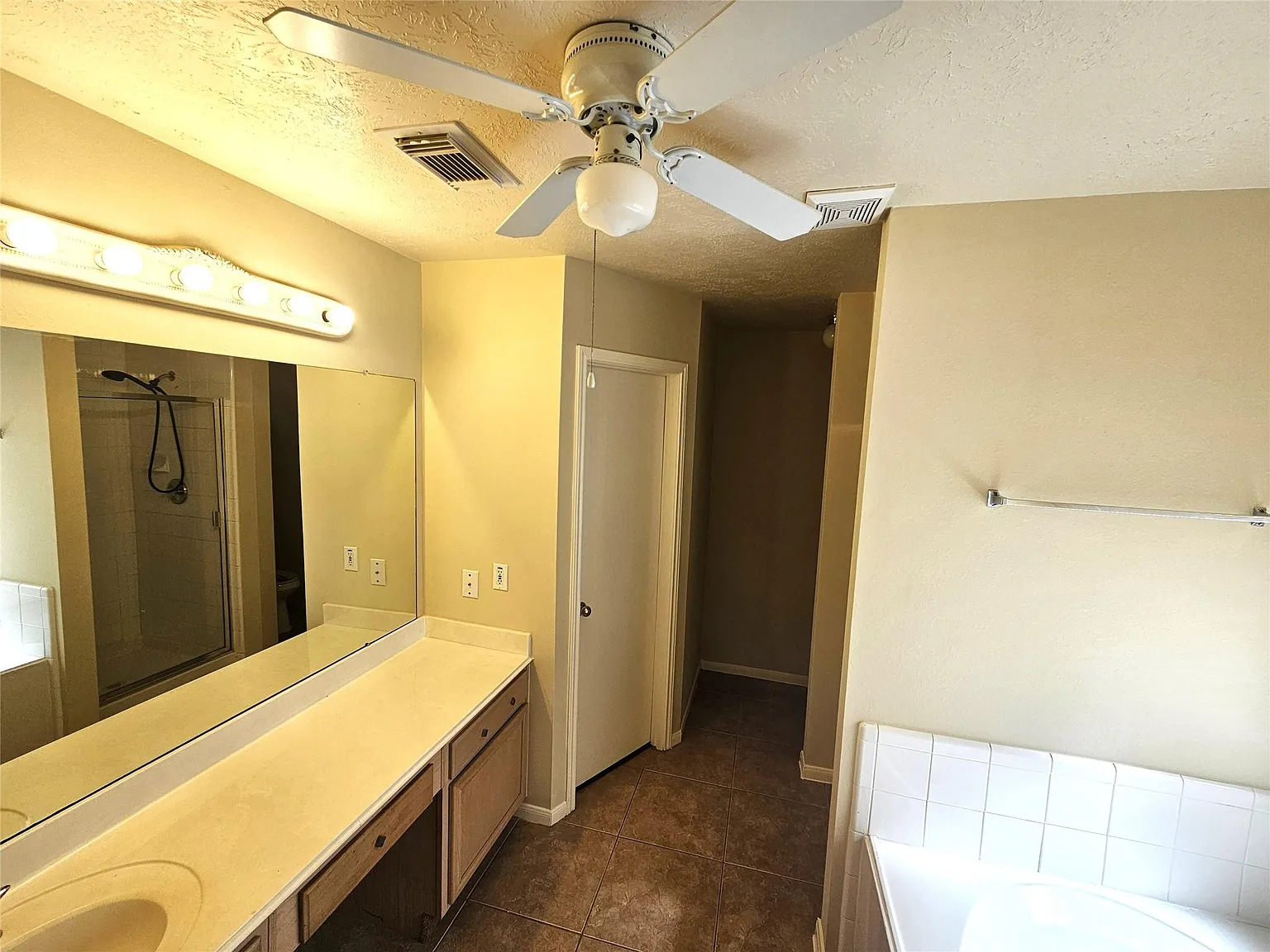 3 bed, 2.0 bath, 1735 sqft, $2,275 — Photo 3