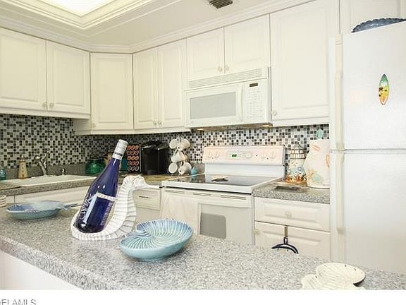 5th image of 180 Seaview Ct APT 1108