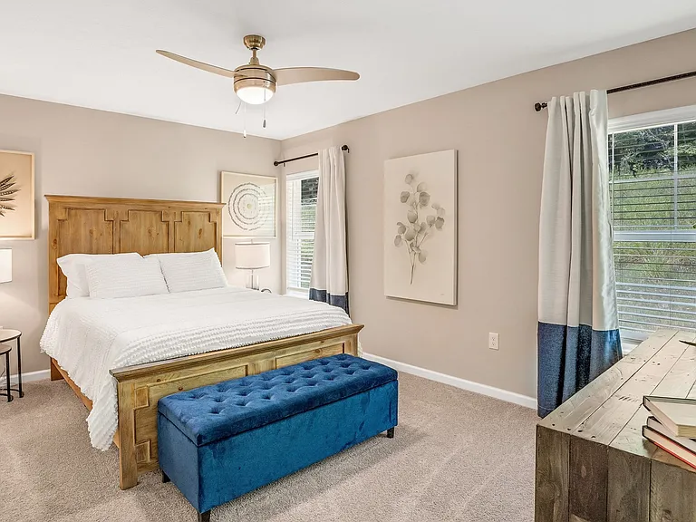 Large Main Bedroom with En-suite Bathroom & Closet