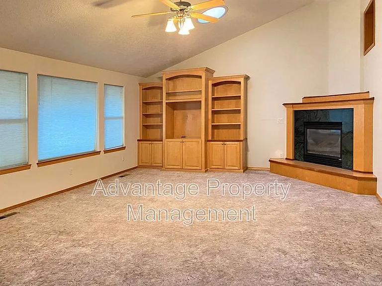 1340 SW Timian St — Photo 4