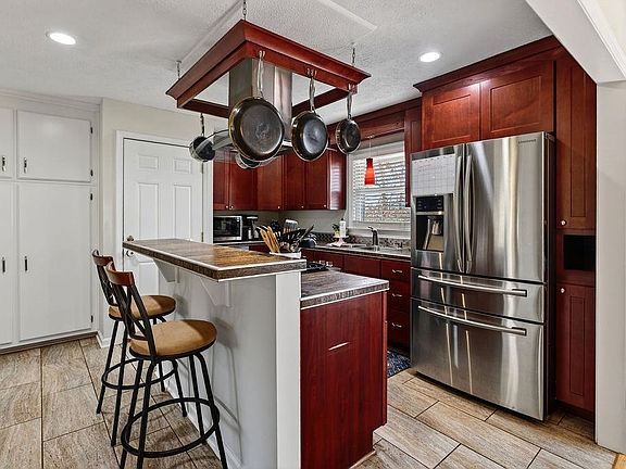 4th image of 933 Ladd Rd