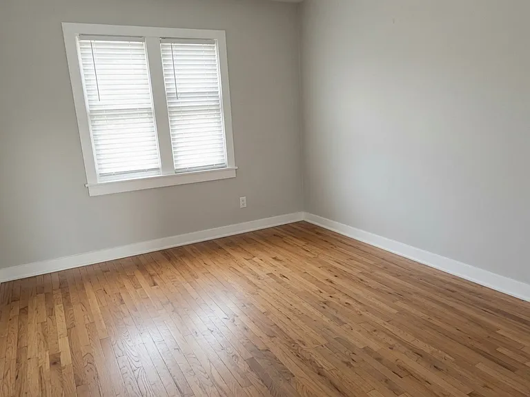 642 Bellevue Pl — Photo 4