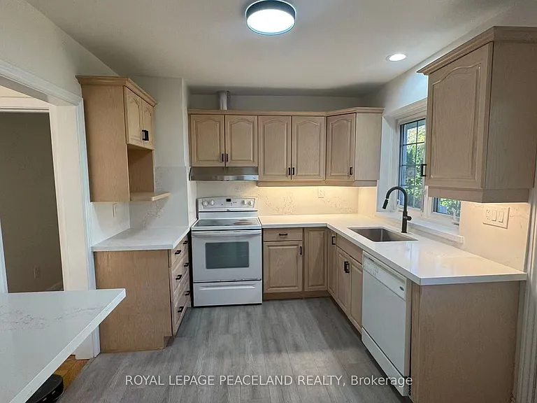 66 Paperbirch Dr #UPPER UTILITY INCL — Photo 2
