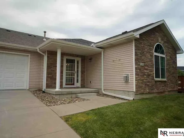 15960 Clay Plz, Bennington, NE 68007
