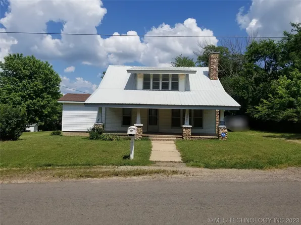 1221 S 3rd St, Stilwell, OK 74960