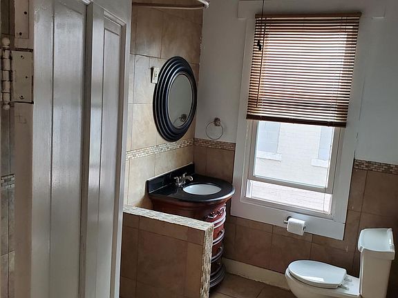 3rd image of 1562 E Long St