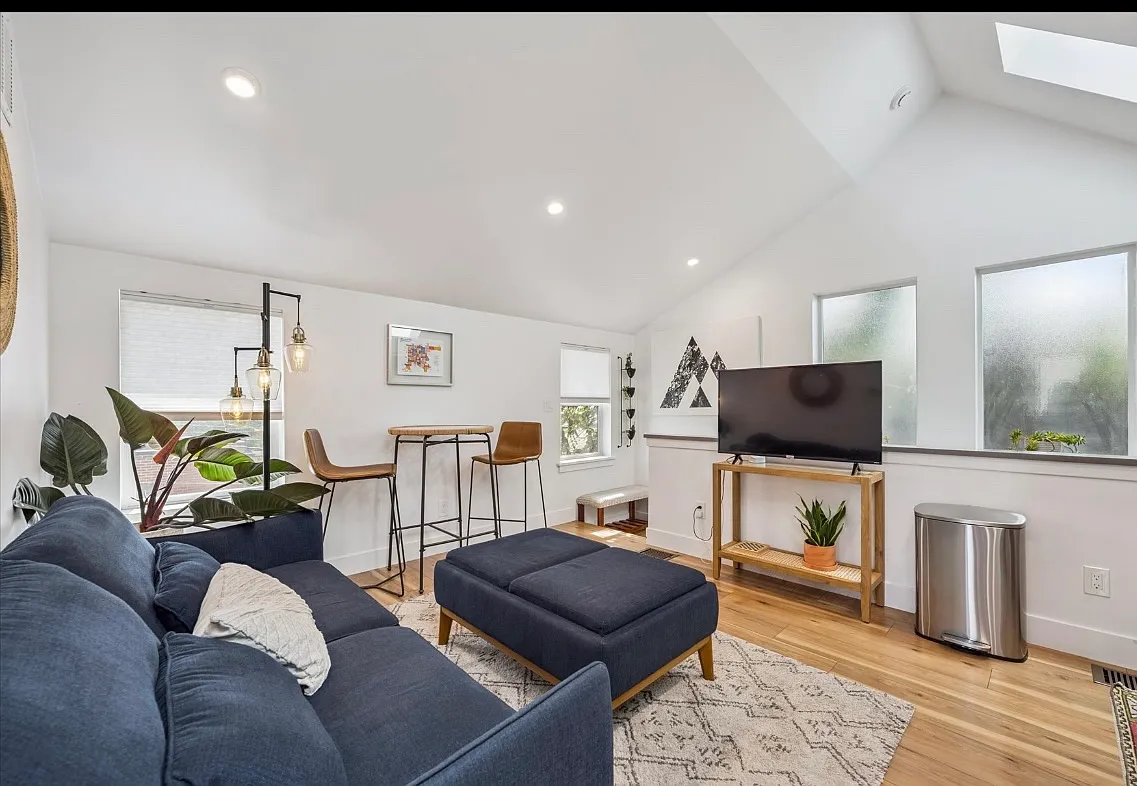 3314 1/2 N Franklin St — Photo 2