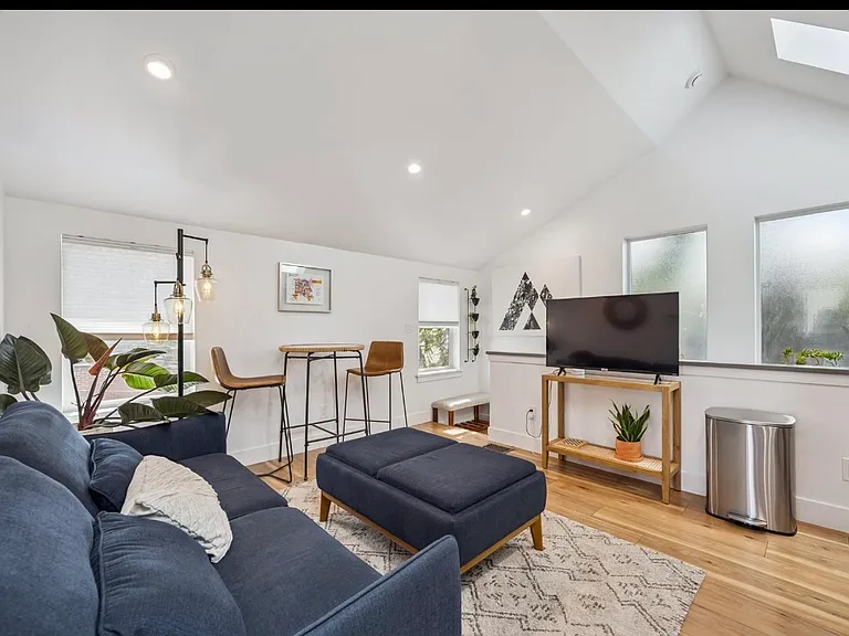 3314 1/2 N Franklin St — Photo 2
