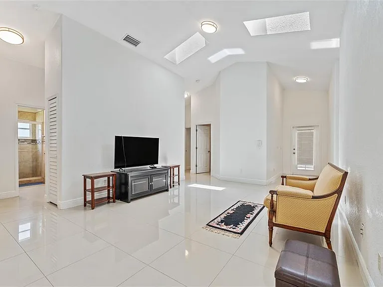 7827 Myrtle Oak Ln — Photo 9