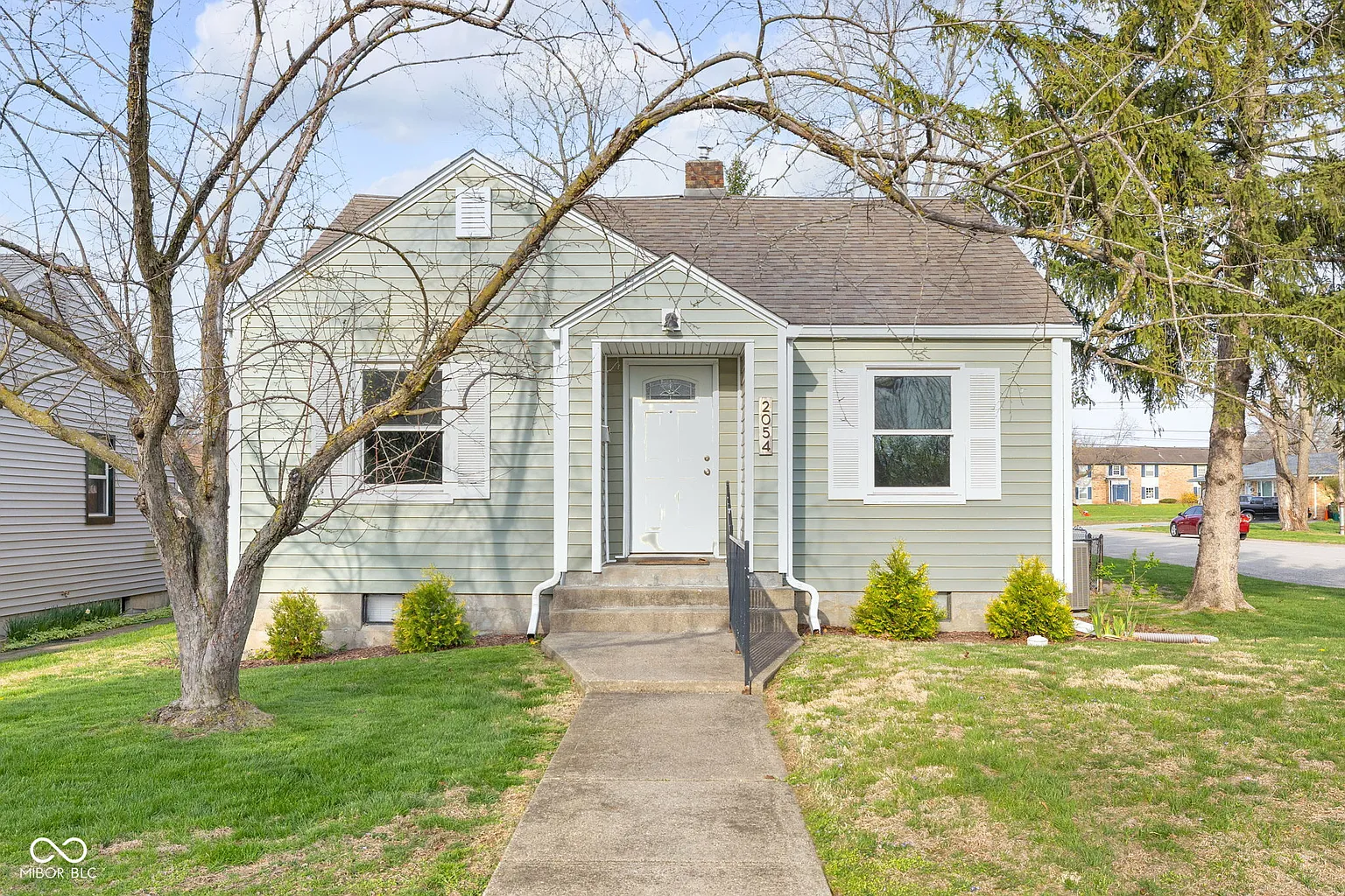 2054 Gerrard Ave photo 1