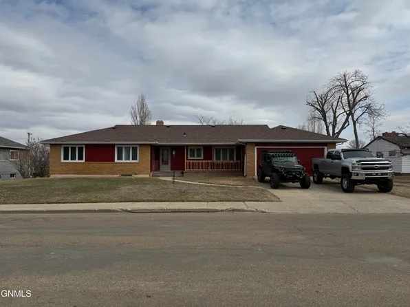 504 4th St NE, Watford City, ND 58854