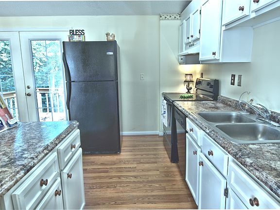 Refrigerator conveys