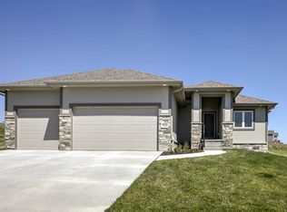 18404 Greenleaf St, Omaha, NE 68136