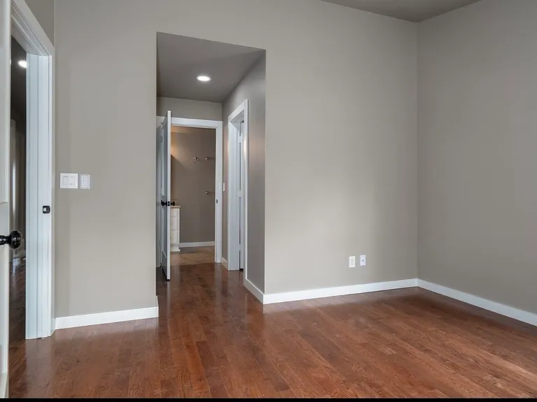 411 E North St — Photo 4