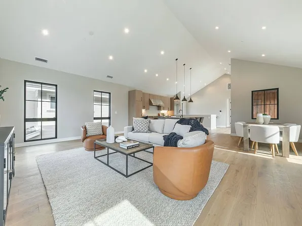 10085 SE River St, Truckee, CA 96161