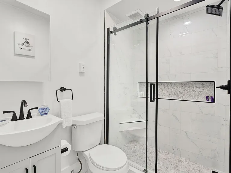 1032 Vaughn St — Photo 7