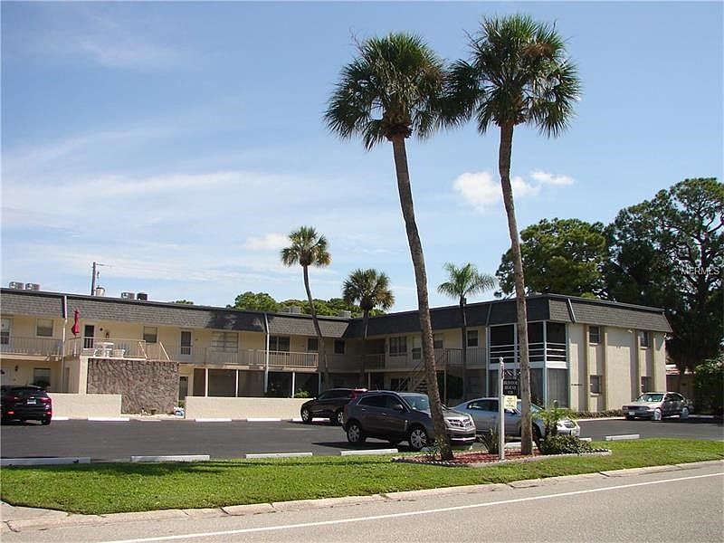 Perfect Location! Two blocks to downtown, four blocks to the Beach.