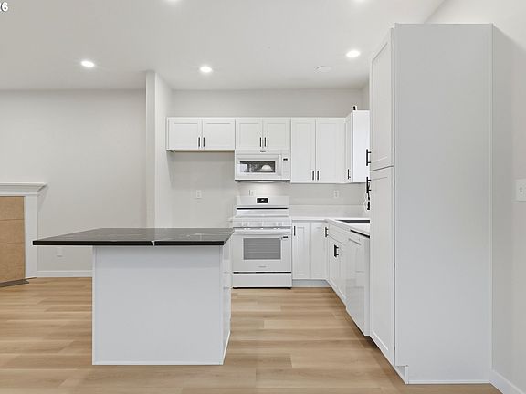 5th image of 17413 SW Rose Petal Ln