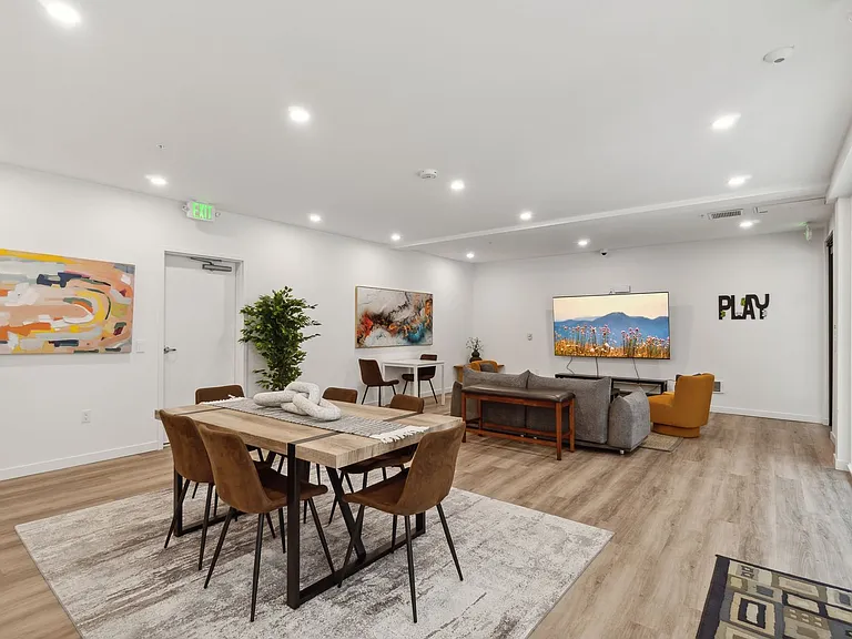 Divine Court Apartments — Photo 16