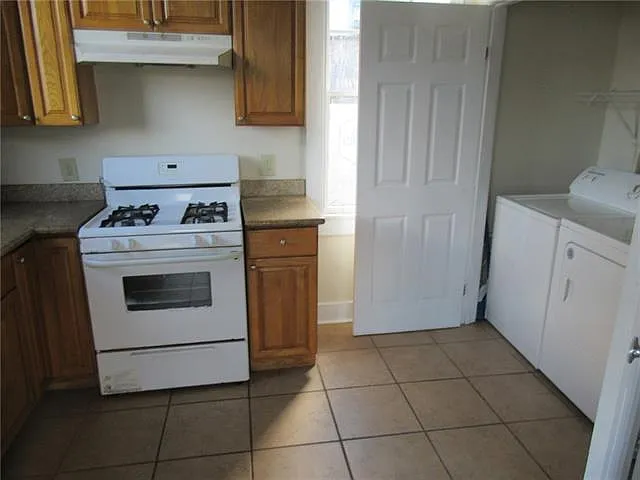 4 bed, 2.0 bath, 1016 sqft, $1,275 — Photo 3
